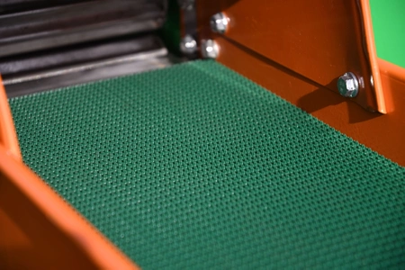 Rozdrabniacz elektryczny z przenośnikiem taśmowym MAK-22P-24