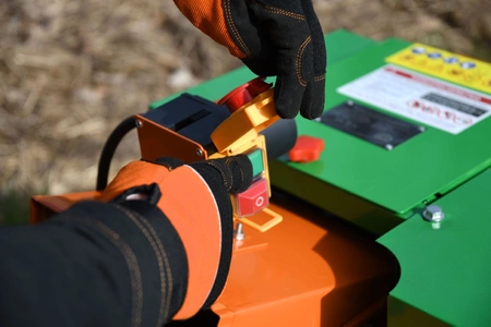 Rozdrabniacz elektryczny z przenośnikiem taśmowym MAK-22P-24