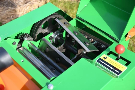 Rozdrabniacz elektryczny z przenośnikiem taśmowym MAK-22P-24