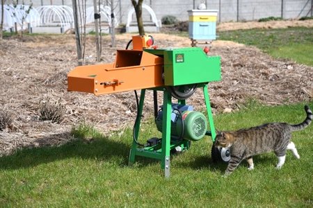 Rozdrabniacz elektryczny z przenośnikiem taśmowym MAK-22P-24