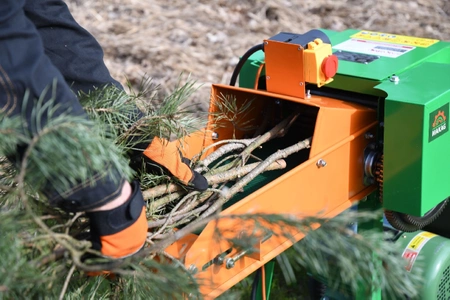 Rozdrabniacz elektryczny z przenośnikiem taśmowym MAK-22P-24