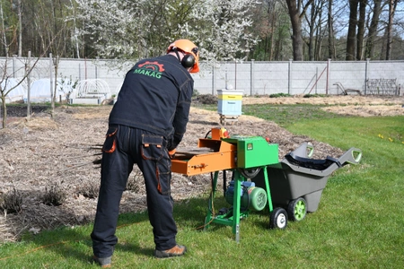 Rozdrabniacz elektryczny z przenośnikiem taśmowym do gałęzi, kompostu, traw MAK-22P-24