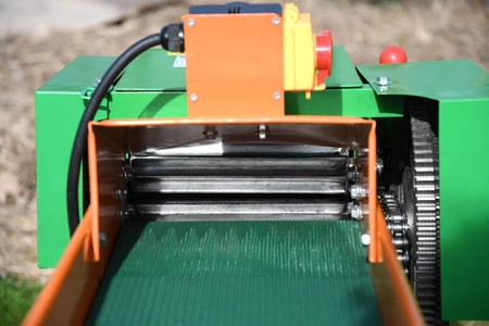 Rozdrabniacz elektryczny z przenośnikiem taśmowym do gałęzi, kompostu, traw MAK-22P-24